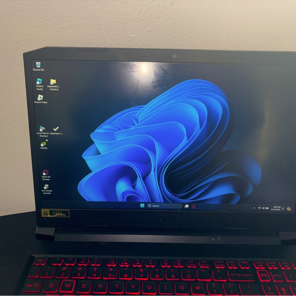 Gaming laptop also it would be an in person deal👍🏼